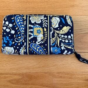 Vera Bradley Zip Around Accordion Style Wallet Retired Pattern Ellie Blue